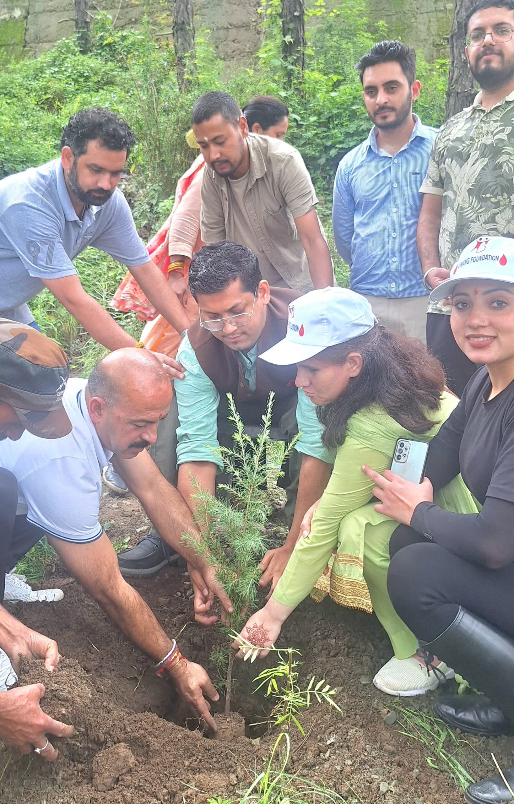 उमंग फाउंडेशन दिव्यांग युवाओं के नेतृत्व में “एक पेड़ मां के नाम” अभियान में पौधारोपण