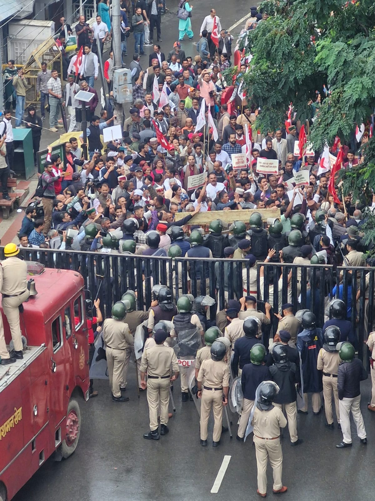भूमि से बेदखली के मुद्दे पर किसानों का ज़बरदस्त प्रदर्शन