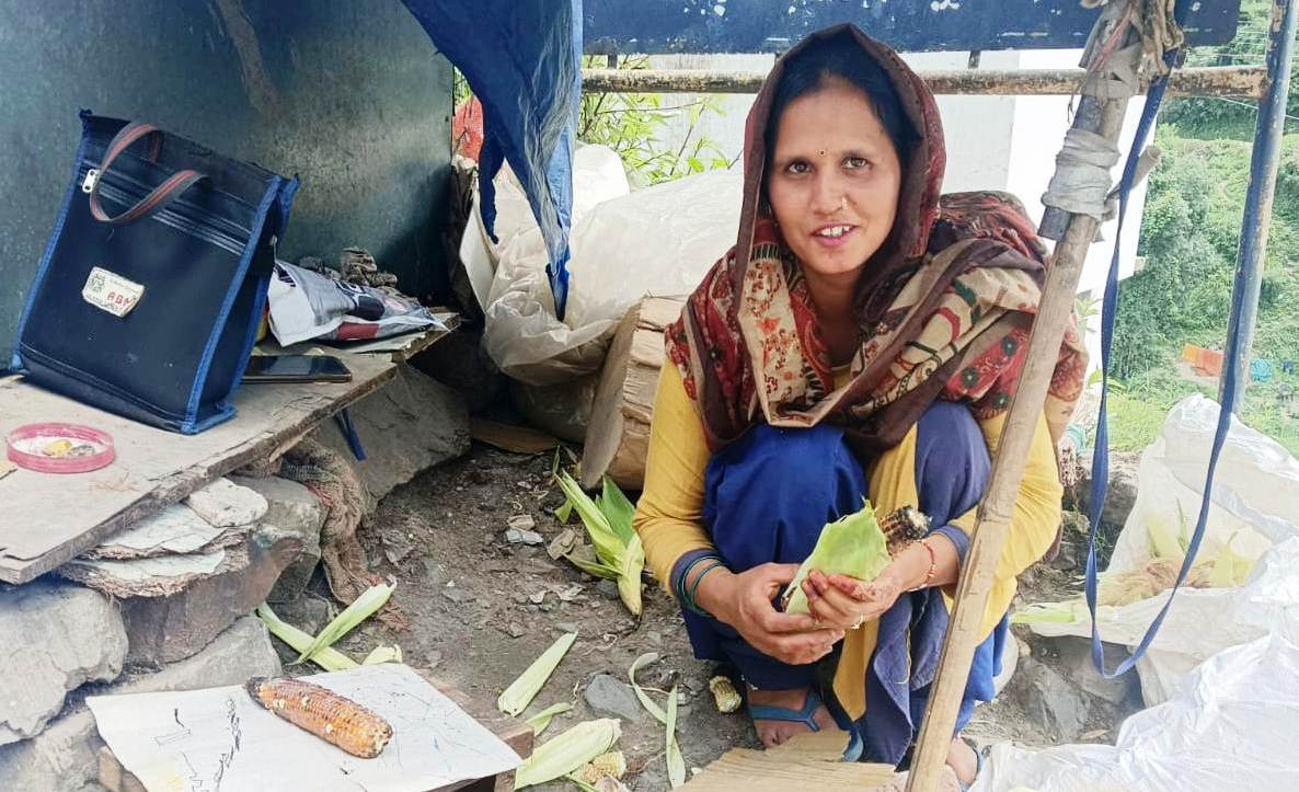 मक्की केी भुटटे बने गरीब लोगों की कमाई का  साधन  