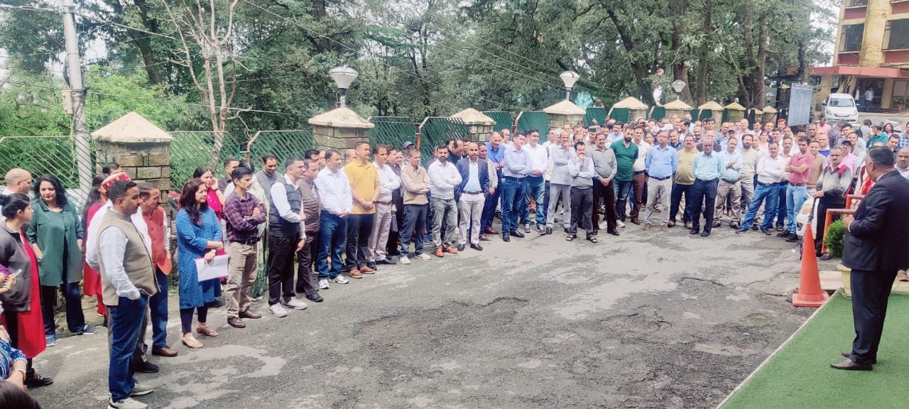 विश्वविद्यालय में कर्मचारियों ने वेतन ना मिलने पर रोष व्यक्त किया।