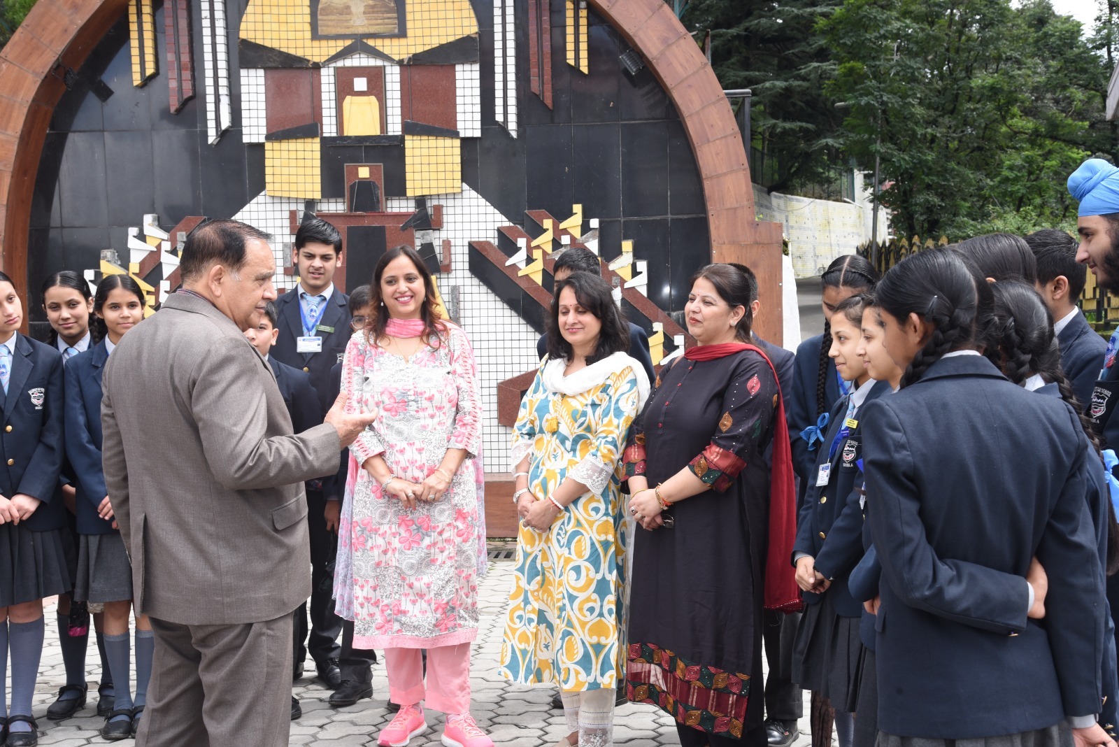 सत्र देखने आए छात्र – छात्राओं से विधान सभा अध्यक्ष ने किया संवाद। 