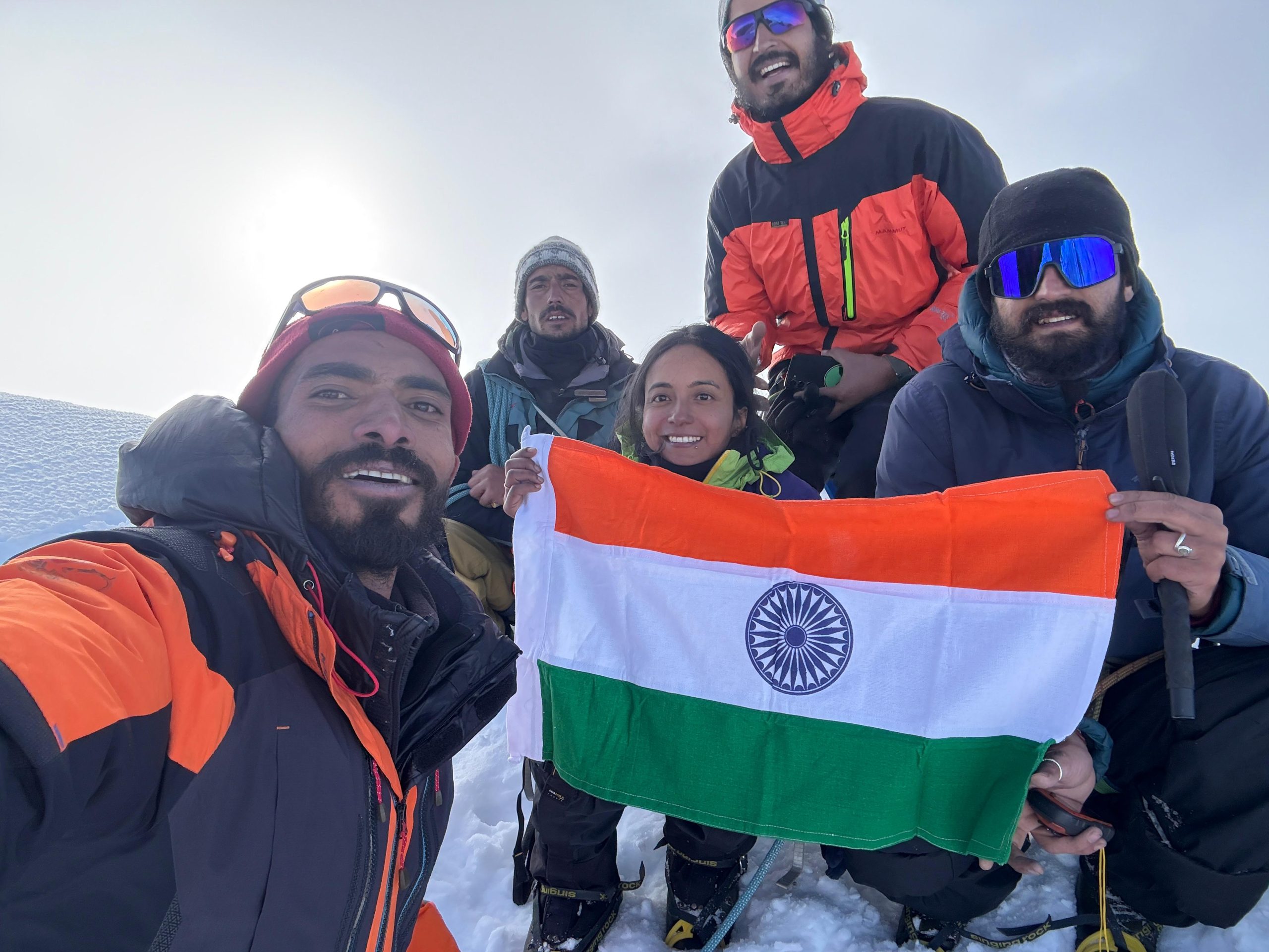 लियो पर्गियल पर पर्वतारोहियों ने लहराया