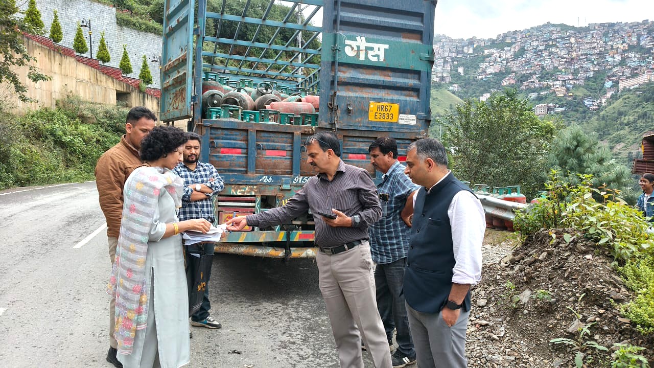 जिला प्रशासन ने अवैध सिलेंडर की आपूर्ति पर कसा शिकंजा 