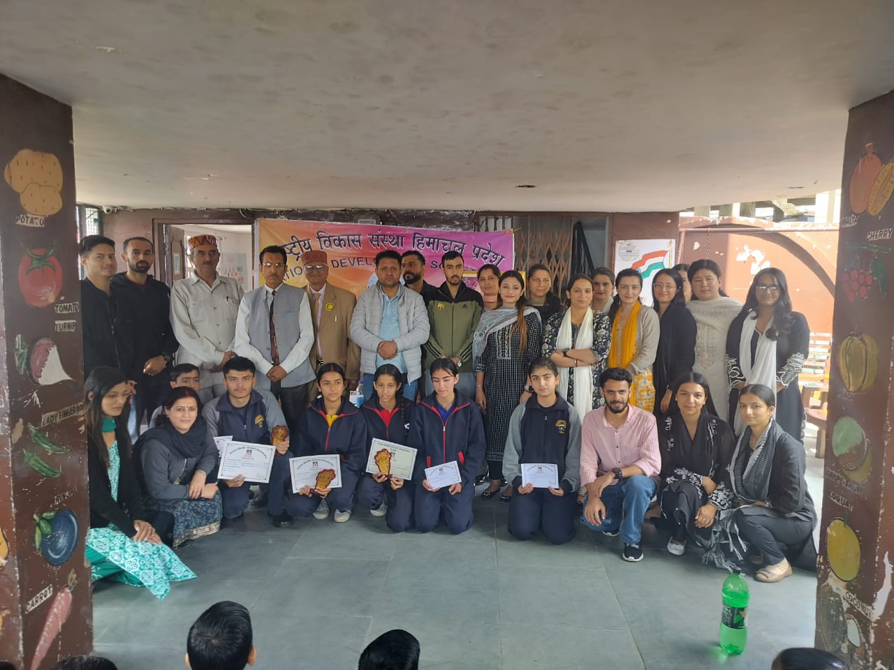 वाद विवाद प्रतियोगिता मे राजकीय वरिष्ठ माध्यमिक पाठशाला भट्टाकुफर जिला शिमला ने बाजी मारी।