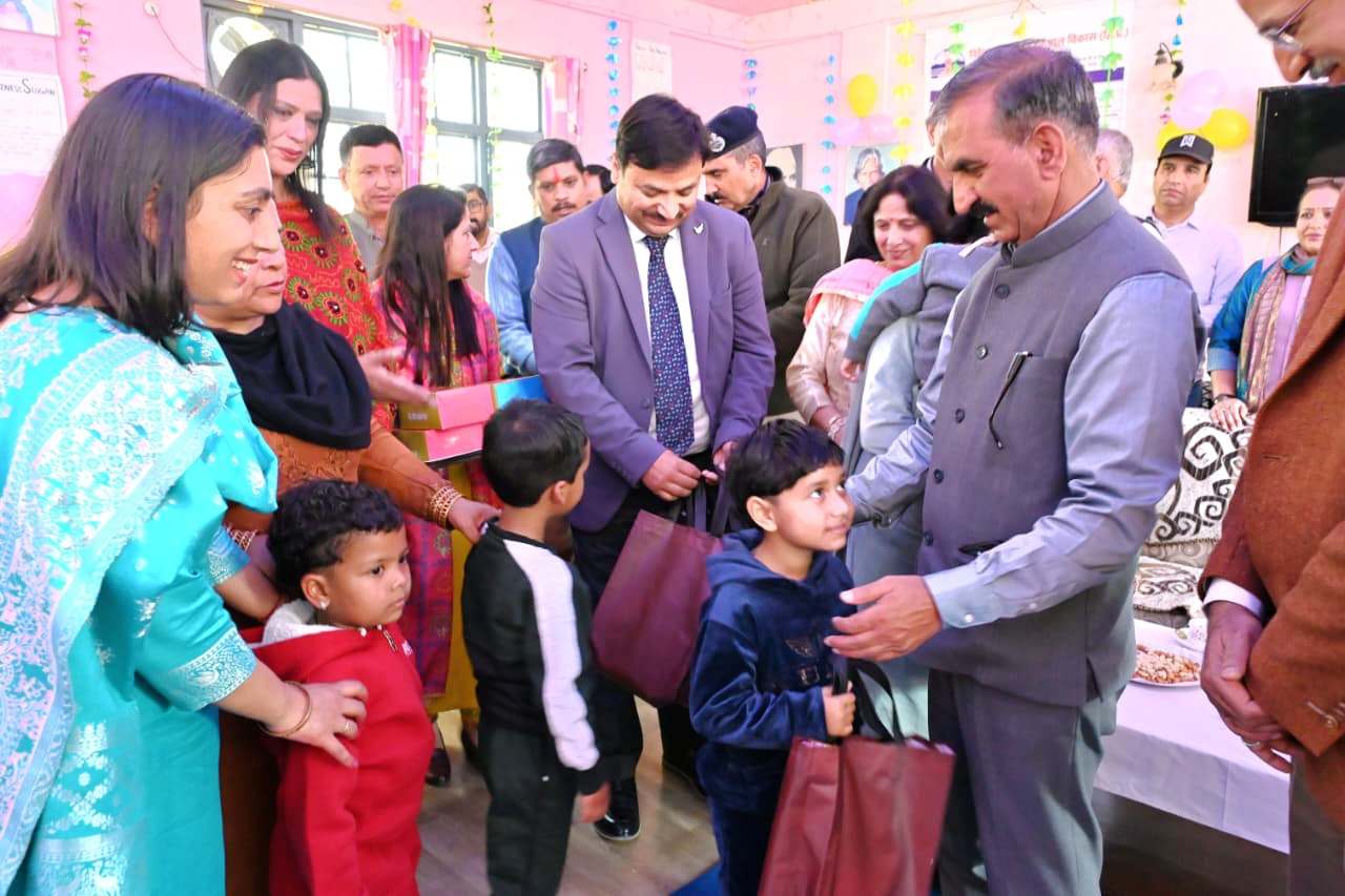 मुख्यमंत्री ने टूटीकंडी बाल आश्रम में बच्चों के साथ मनाई दिवाली