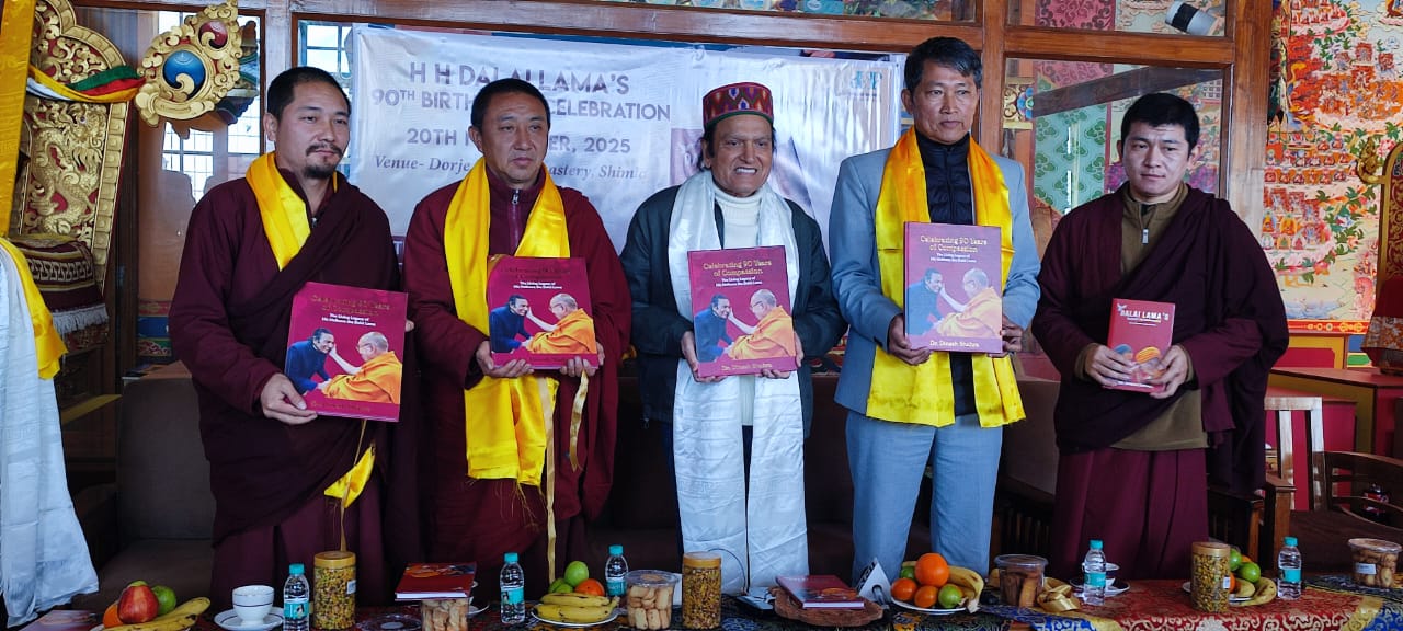 डॉ. दिनेश शाहरा द्वारा लिखित पुस्तक दलाई लामा के ख़ुशी के सीक्रेट का विमोचन किया