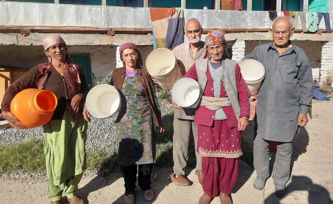 आजादी के 78 वर्ष बाद भी जुुग्गर गांव के लोग पानी ढोकर लाने को मजबूर