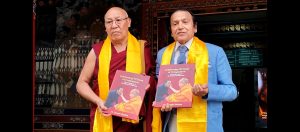 डॉ. दिनेश शाहरा ने हिज होलीनेस दलाई लामा को उनके 90वें जन्मदिवस पर कॉफ़ी टेबल बुक भेंट की